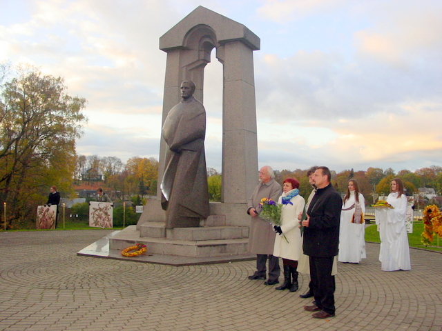 Iškilmių ceremonija Vyskupo skvere, nuo kurio atsiveria vaizdas ir į A. Baranausko klėtelę.